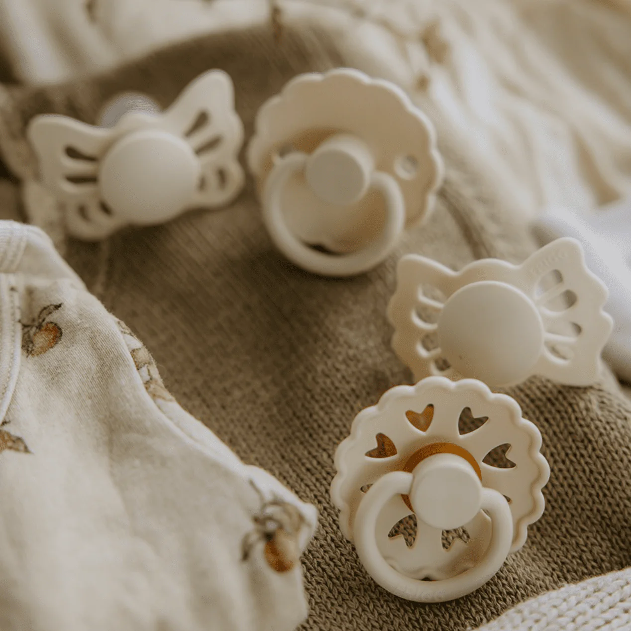 FRIGG Baby’s First pacifier Floral heart (Cream) 0-6 months, foto 1